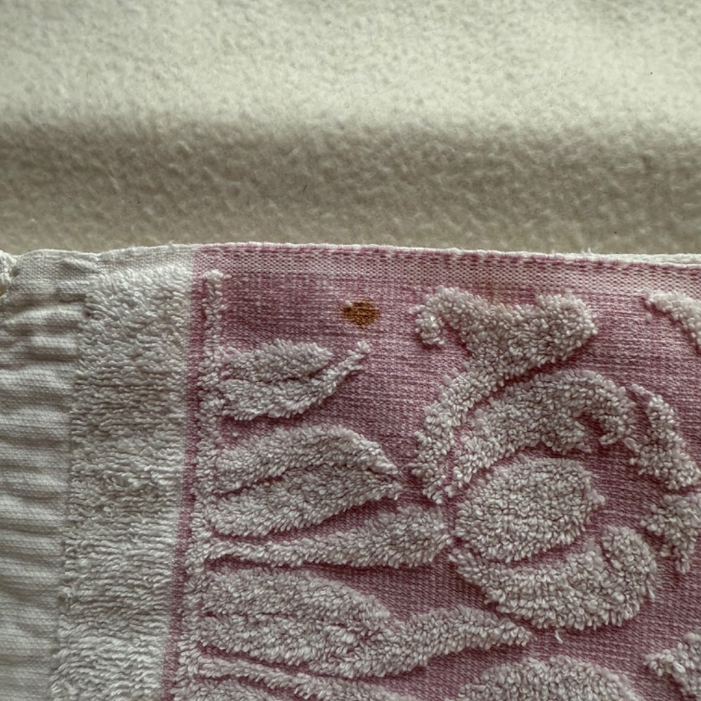 Vintage Bath Towel, hand embroidered - Picture 3 of 3
